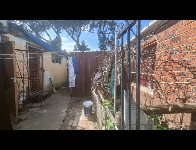 2 BEDROOM FREEHOLD FOR SALE IN LENTEGEUR
